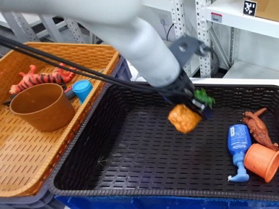 Bin-picking 真机场景:从源筐抓物放入目标筐,含透明/可变形/反光物体